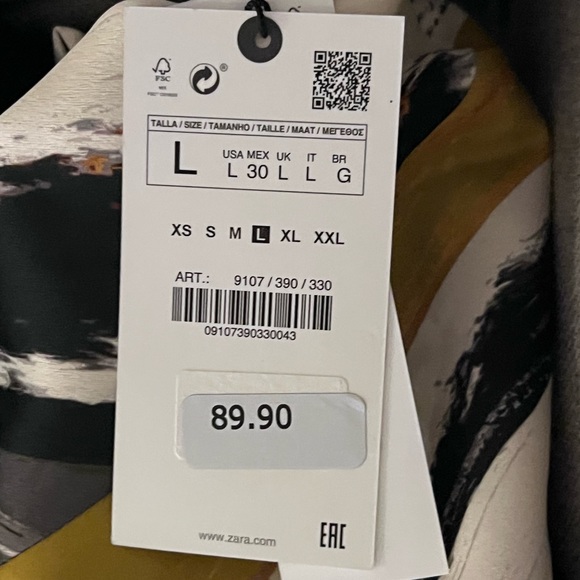 Hi I’m selling this beautiful so fancy Dress from Zara it’s amazing on ur body - Picture 4 of 4